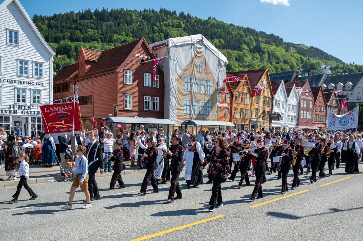 Varm og fin 17. mai!