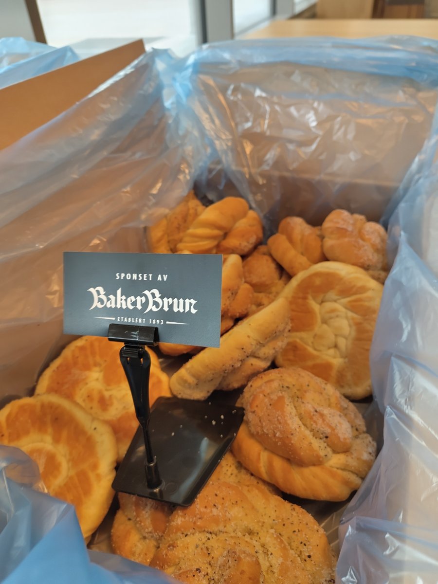 Herlege kardemommebollar frå Baker Brun.