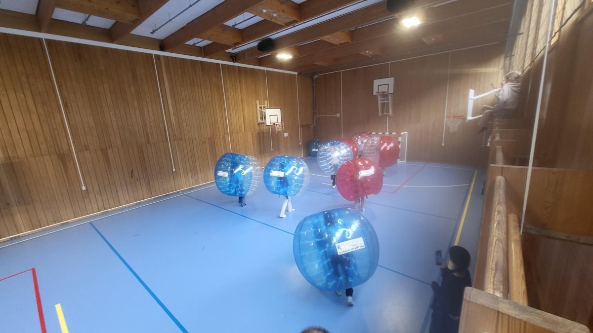 Barn som spelar boblefotball: Raude og blå bobler.