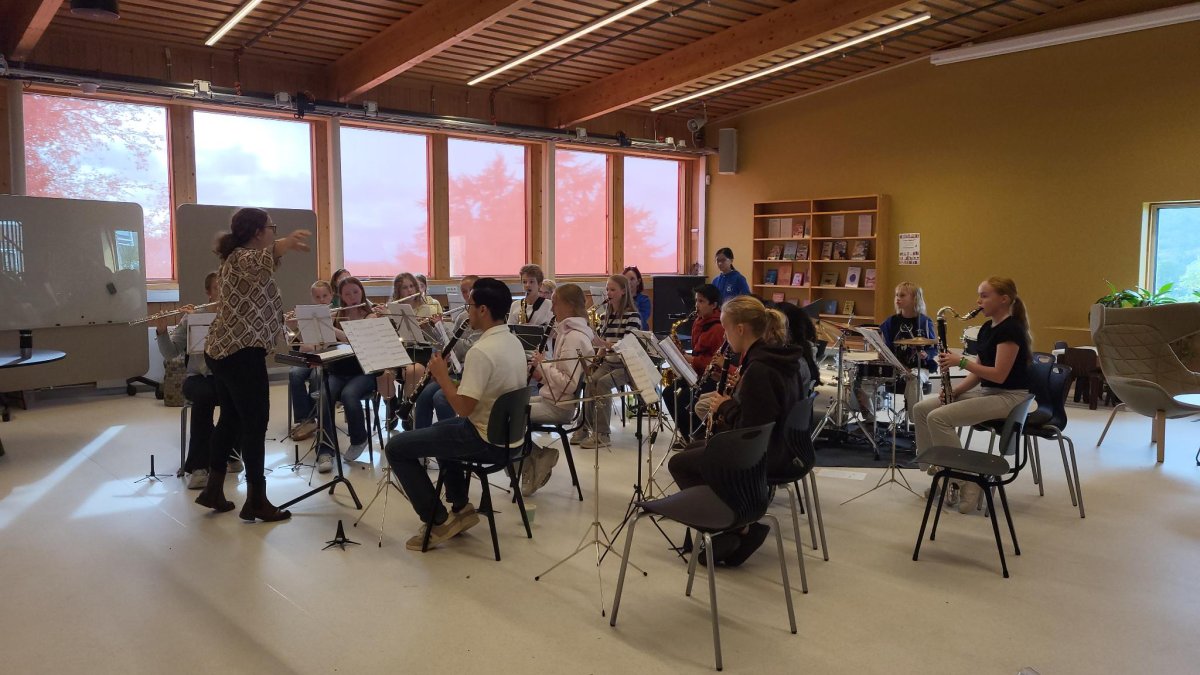 Hovedkorpset spelar konsert.